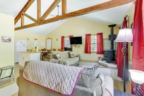 Pools & Ski Access: Lackawaxen Cottage w/ Deck! - Interni