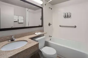 Days Inn by Wyndham Ann Arbor - Salle de bain
