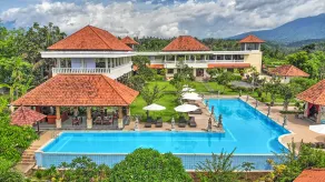 Taman Surgawi Resort & Spa - Piscina