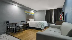 HomeTowne Studios by Red Roof & Conference Center Chicago – N Aurora/ Naperville - Chambre