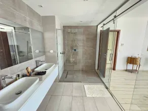 Elegant and modern villa V 04 - Bathroom