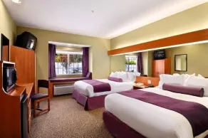 Stay Beyond Inn & Suites - Zimmer