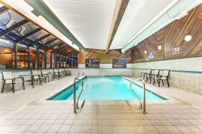 Days Inn & Suites by Wyndham Logan - Piscine