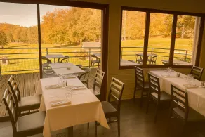 Chambres de séjour et Brasserie du Coiroux - Restaurang utomhus