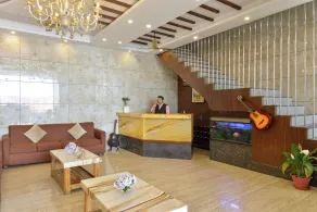 Ginger Lansdowne, Mall Road - Reception