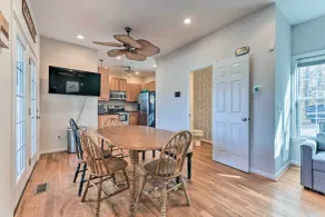 Lakefront Lexington House w/ Spacious Deck! - Interiör