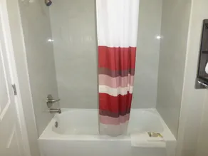 Red Roof Inn & Suites Mobile SW - I-10 - Badezimmer