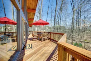 Woodsy Plymouth Hideaway: Hot Tub & Game Room - Innenbereich