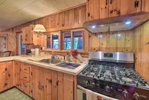 Riverfront Escape w/ Dock: 19 Mi to Saratoga! - Innvendig