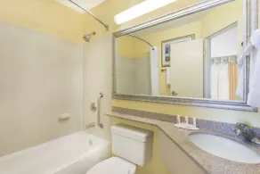 Baymont by Wyndham Savannah Midtown - Salle de bain