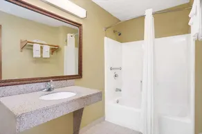 Super 8 by Wyndham Forest Park - Salle de bain