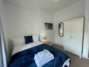 Lovely 3 Bedroom Apartment In Newcastle Upon Tyne With Free Parking - Room