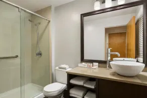 Days Inn by Wyndham Vancouver Downtown - Salle de bain