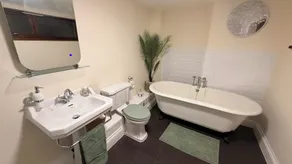 The Farmers Arms West Hatch - Bathroom