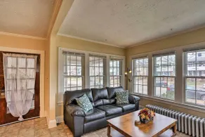Lakewood Home w/ Yard ~ 8 Mi to Cleveland! - Intérieur