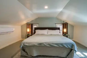 Cozy Eagle Rock Cottage on the Creek w/ Loft! - Rom