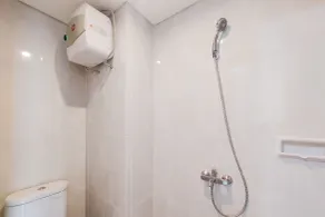 Cozy And Enjoy Living Studio Room At Serpong Garden Apartment - Bathroom
