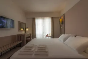 LIV Hotel by Bellazure - Room