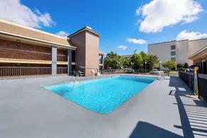 Quality Inn & Suites Fayetteville I-95 - Piscine