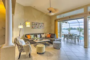 NY! Lakefront Home w / Saltwater Pool & Spa, Dock! - Interiør