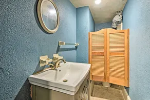 Hot Tub & Mtn Views: Expansive Hazleton Retreat - Interiör
