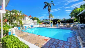 Pink Hibiscus Villa - Piscina