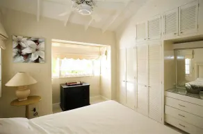 This Enchanting 3 Bedroom, 2 Bathroom Townhouse is Nestled Mere Moments Away fro - Rom