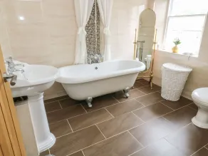 Daisy's Holiday Cottage - Bathroom