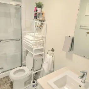 Private 1BR Basement Suite Near YQM with Free Parking - Badeværelse