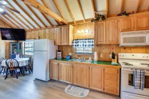 Cozy Dillard Cabin w/ Mountain Views & Pool Access - Innvendig
