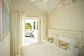 This Enchanting 3 Bedroom, 2 Bathroom Townhouse is Nestled Mere Moments Away fro - Rom
