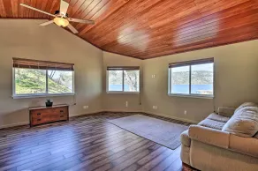 Waterfront Clearlake Retreat w/ Dock & Kayaks - Innenbereich