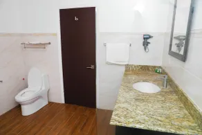 Kings Pavilion Suites Hotel - Baño