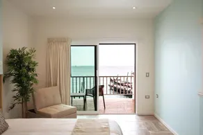 Bartolome Oceanfront Suites - Zimmer