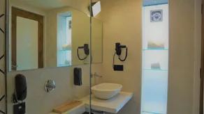 De Glance Hotel, Near Surat Railway Station - Bathroom