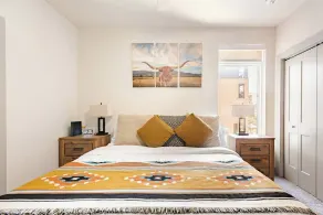 Beautiful Condo on Riverwalk w King Ste Free Parking Pet friendly centrally Located on the Riverwalk - Room