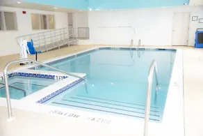 Howard Johnson by Wyndham Allentown/Dorney Hotel & Suites - Piscine