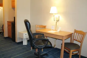 Days Inn & Suites by Wyndham Bridgeport - Clarksburg - Room