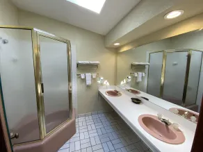 Campus Inn Baraboo - Bathroom