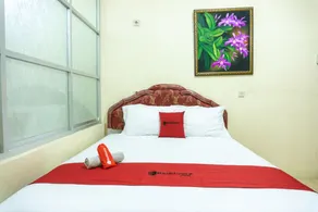 RedDoorz near H. Hasan Aroeboesman Airport - Zimmer