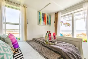 Oceanfront White Stone Cottage w/ Private Beach! - Innvendig
