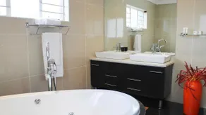 Silver Oaks Boutique Hotel - Baño
