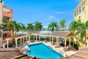 Luxurious Esplanade condo overlooking bay - Piscina