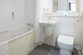 The Raven’s Cliff Lodge by Marston's Inns - Bathroom
