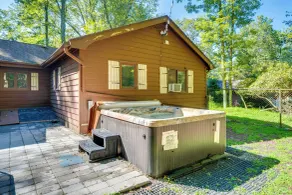 Rustikaler See Harmony Home mit Feuerstelle und Whirlpool! - Innenbereich