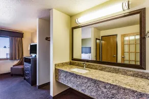 AmericInn by Wyndham Hampton - Badezimmer