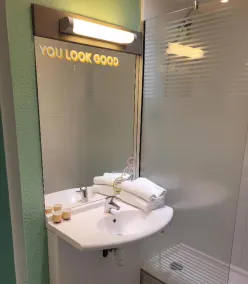 Premiere Classe Lyon Nord Dardilly - Salle de bain