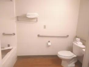 HomeTowne Studios by Red Roof Dallas - Mesquite - Baño