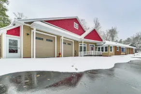 Walk to Lake Huron Beaches: Home w/ Fire Pit! - Interiör
