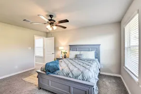 La Porte Getaway w/ Deck: Steps to Beach! - Chambre